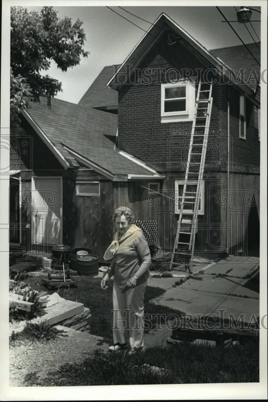1991 Press Photo Carol Bennett member of village Property Maintenance Compliance - Historic Images