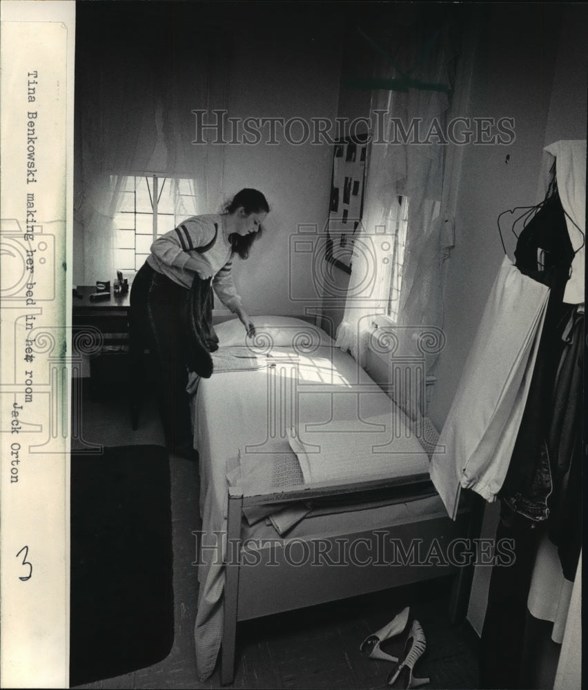 1984 Press Photo Tina Benkowsky made the bed in her room at Taycheedah - Historic Images