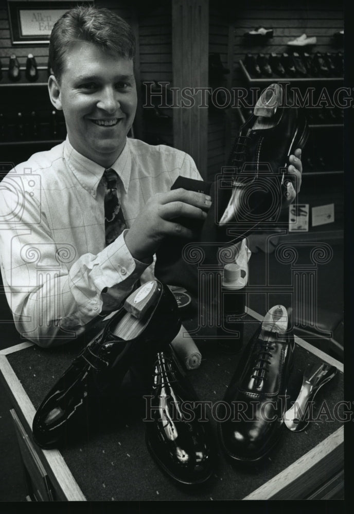 1992 Press Photo Kelly Phillips of Allen-Edmonds Shoe Bank w/ Bill Clinton shoes - Historic Images