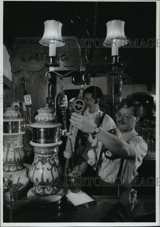 1995 Press Photo Bartender Philip Fritsche at Von Rothenburg Bierstube - Historic Images