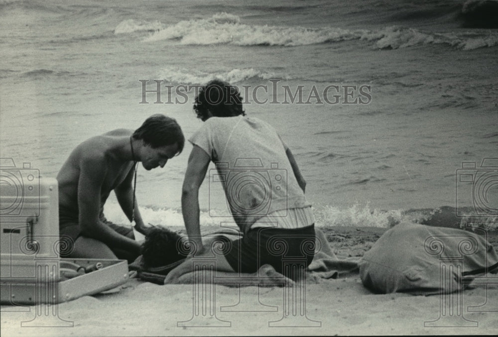 1983 Press Photo Bradford Beach lifeguards aided Kizzie Bennett, 10 - mja07205 - Historic Images