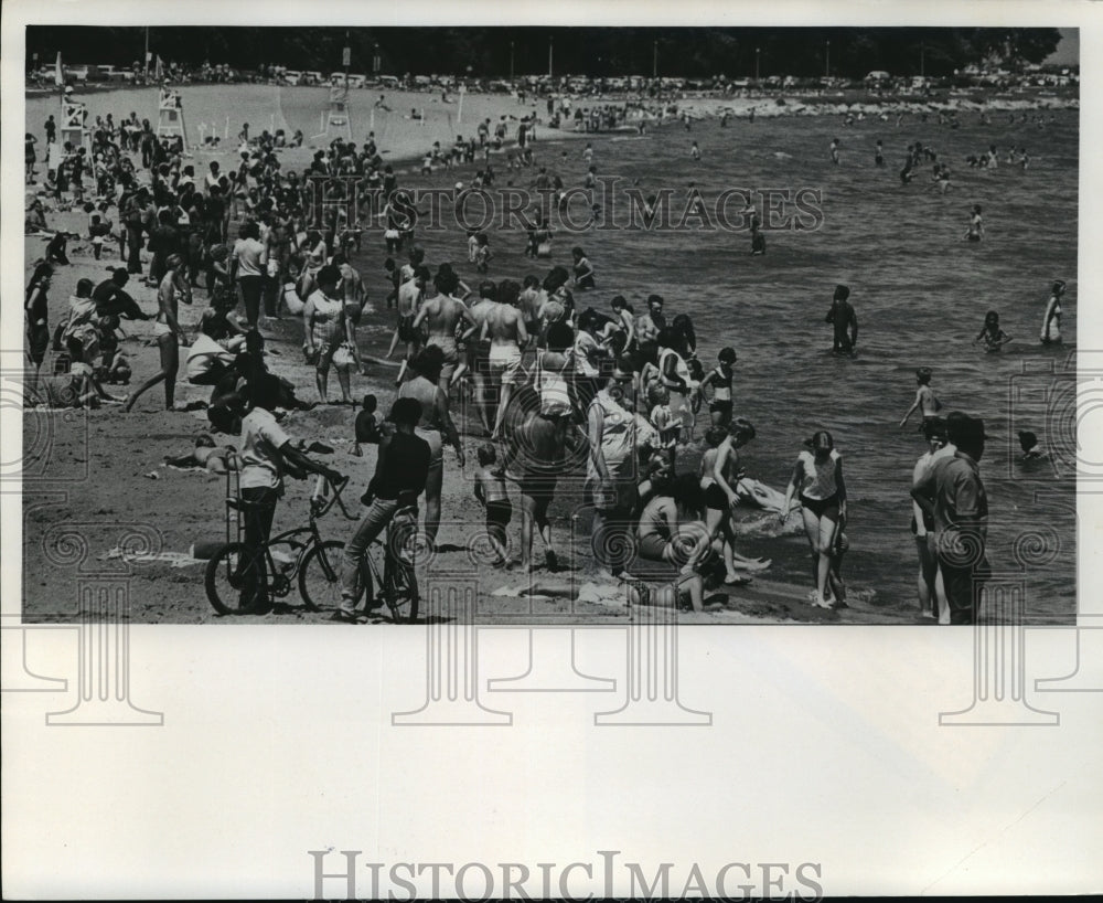 1971 Press Photo Bradford Beach was a mecca for sun worshipers - mja07238 - Historic Images