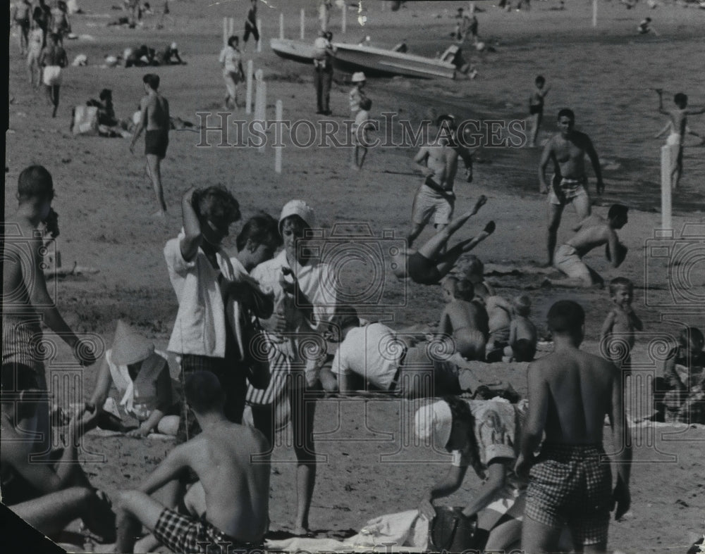 1960 Press Photo One of the nicest days of the year at Bradford Beach-Historic Images