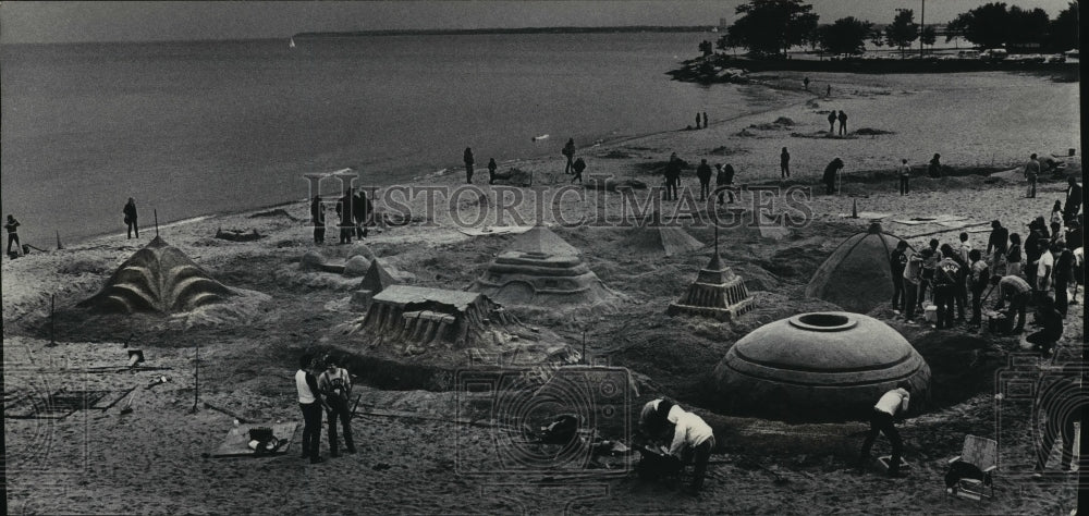 1984 Press Photo Students put final touches to City on the Lake, Bradford Beach - Historic Images