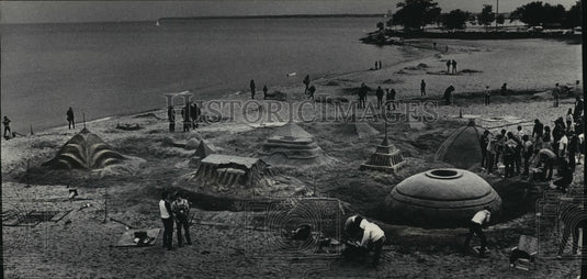 1984 Press Photo Students put final touches to City on the Lake, Bradford Beach - Historic Images