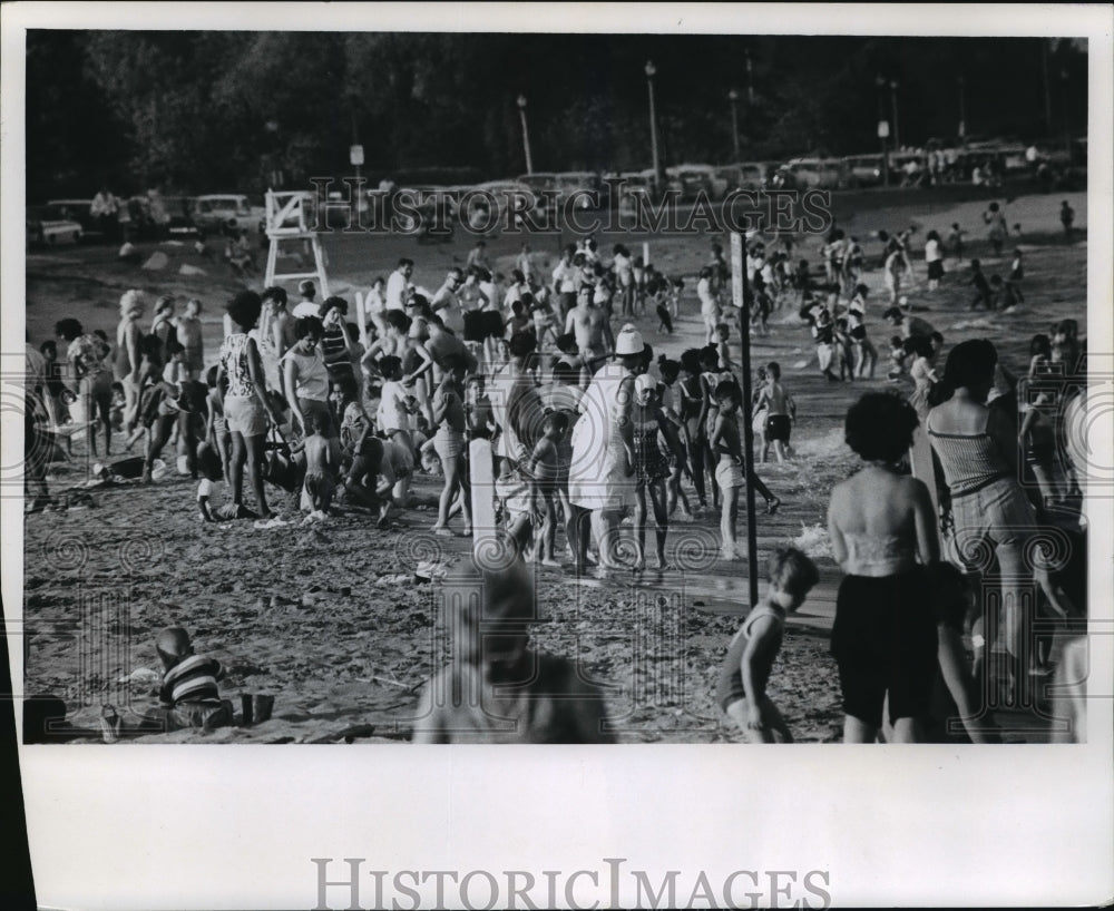 1985 Press Photo Scene at crowded Bradford Beach due to intense heat - mja07243 - Historic Images