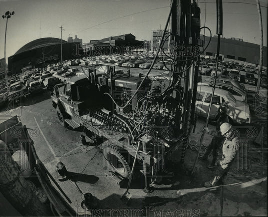 1986 Press Photo Dan Knox & Joseph Wojnarowicz in Bradley Center work site - Historic Images