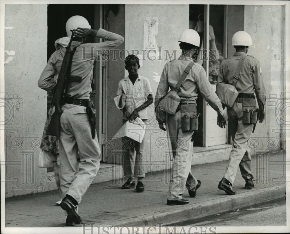 1963 Press Photo An army riot patrol moves through the streets of Santo Domingo - Historic Images