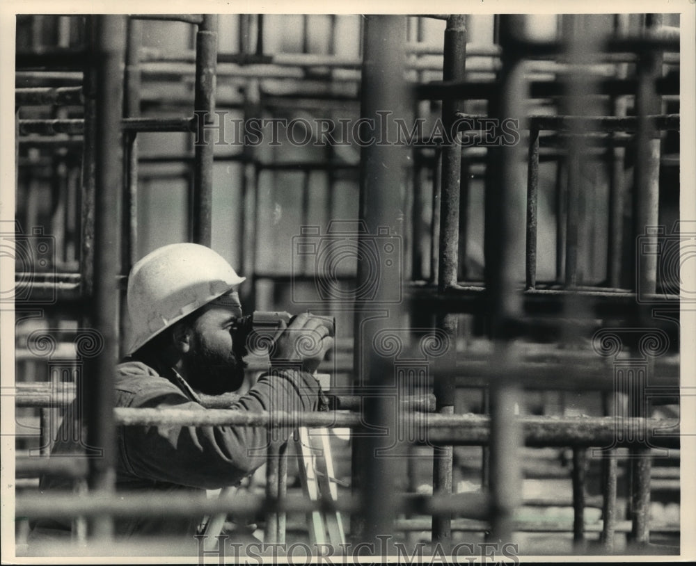 1987 Press Photo Worker Dan Janick at Bradley Center construction site - Historic Images