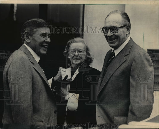 1986 Press Photo Mayor Maier greeted Jane and Lloyd Pettit at a ground breaking - Historic Images