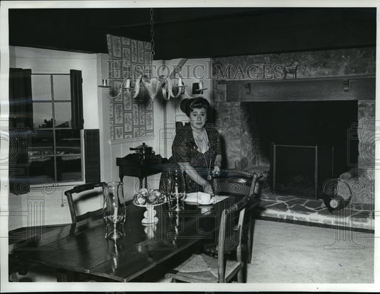 1962 Gertrude Berg prepares a table full dinner in Hollywood home - Historic Images