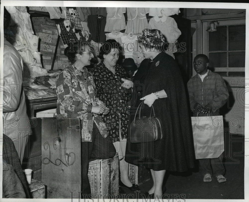 1963 Press Photo Gertrude Berg chats with sales ladies at department store - Historic Images