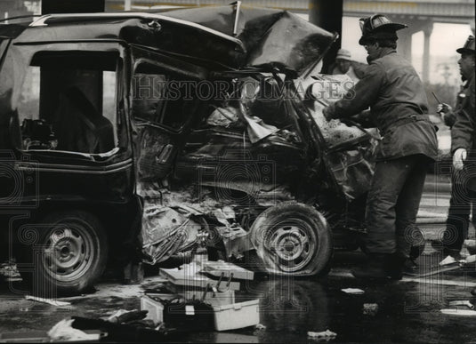 1993 Press Photo Firefighters remove victims of an accident at N. 6th - Historic Images