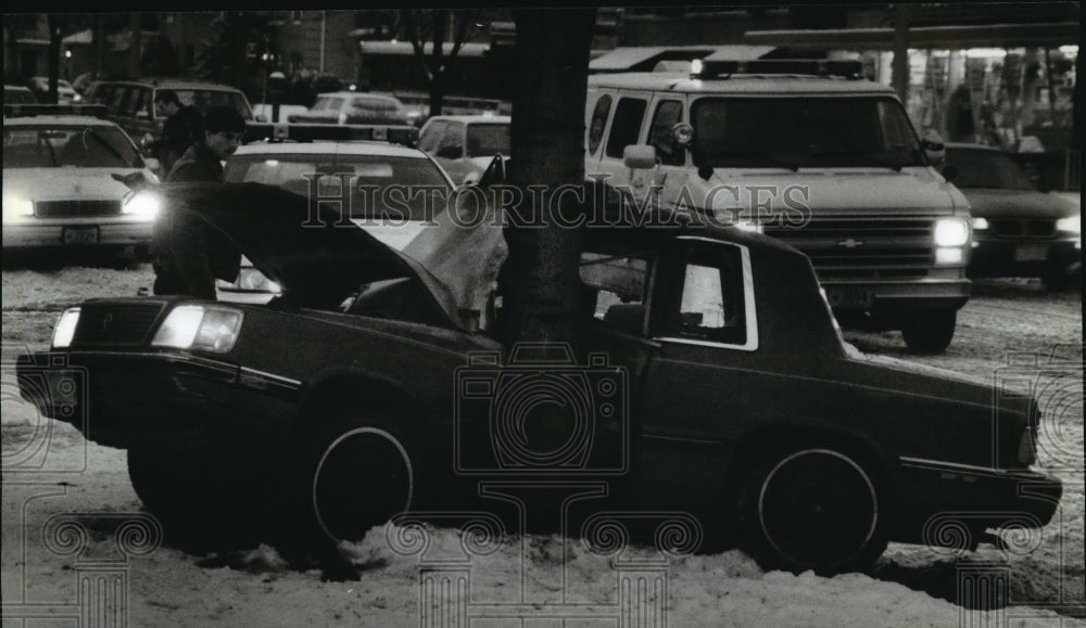 1994 Press Photo Single car accident ties up eastbound traffic on Capitol Drive - Historic Images