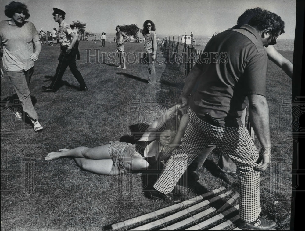 Press Photo Police dragged a young woman to a waiting paddy wagon - mja07412 - Historic Images