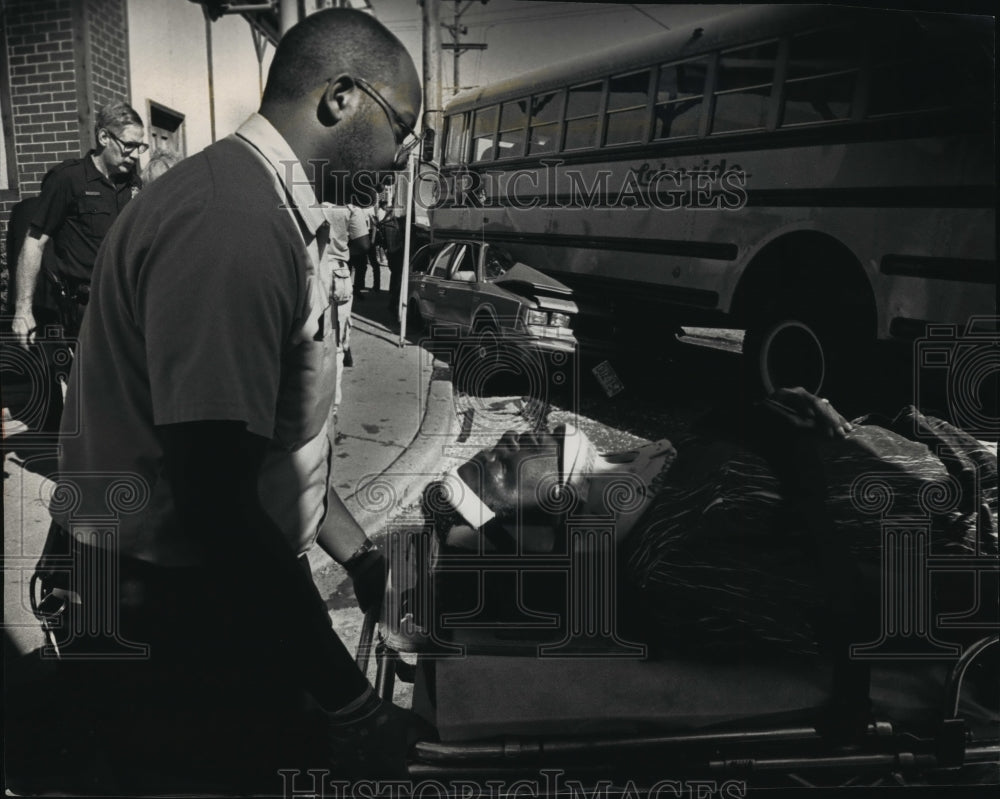 1991 Press Photo An emergency worker transports a man injured in an accident - Historic Images