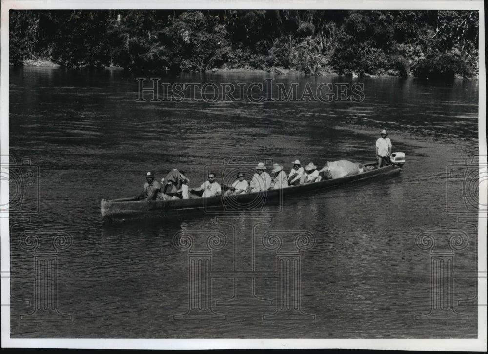 1989 Press Photo Tourists head out along the Rio Aguarico, Ecuador - mja07436 - Historic Images