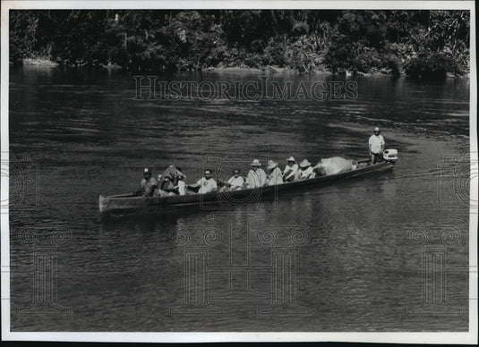 1989 Press Photo Tourists head out along the Rio Aguarico, Ecuador - mja07436 - Historic Images