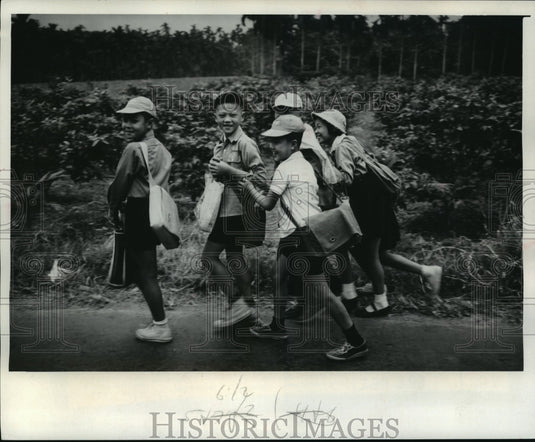 1978 Press Photo Children laughing as they walk home from school near Pingtung - Historic Images