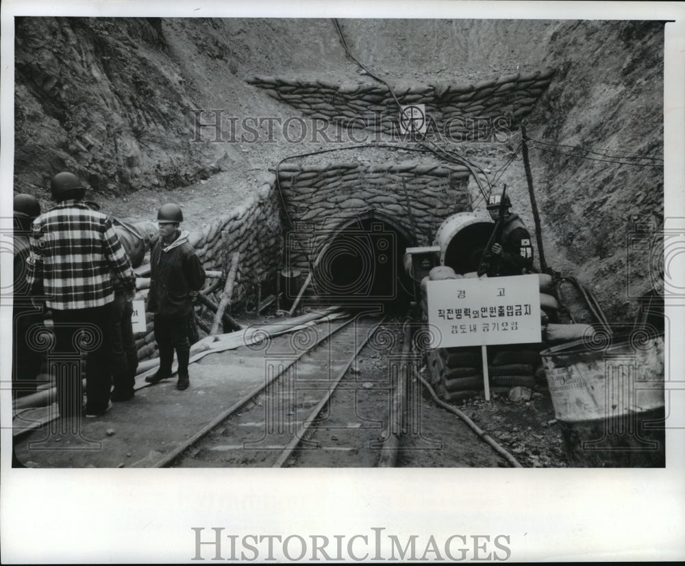 1978 Press Photo Korean guard watches as army engineers talked with the press - Historic Images