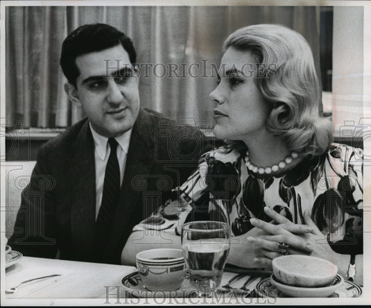 1961 Press Photo Singers Ara Berberian and Ilona Kombrink will sing "Requiem" - Historic Images
