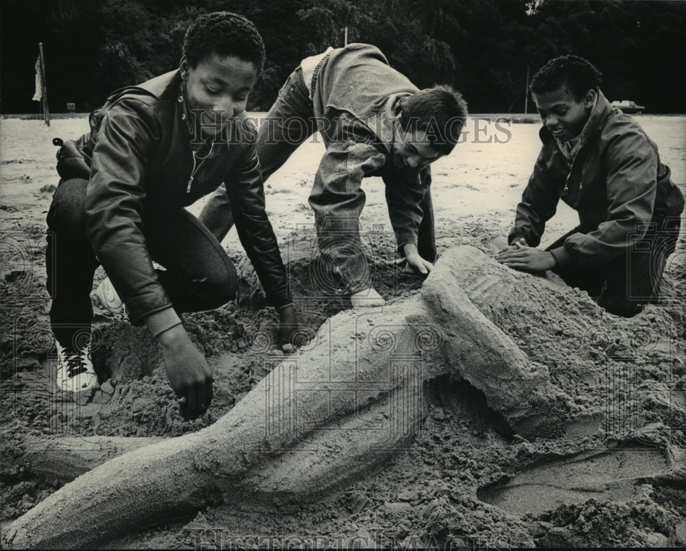 1984 Press Photo Jeffrey Coleman, Dan Broderick and Larry Taylor at Bradford Bch - Historic Images