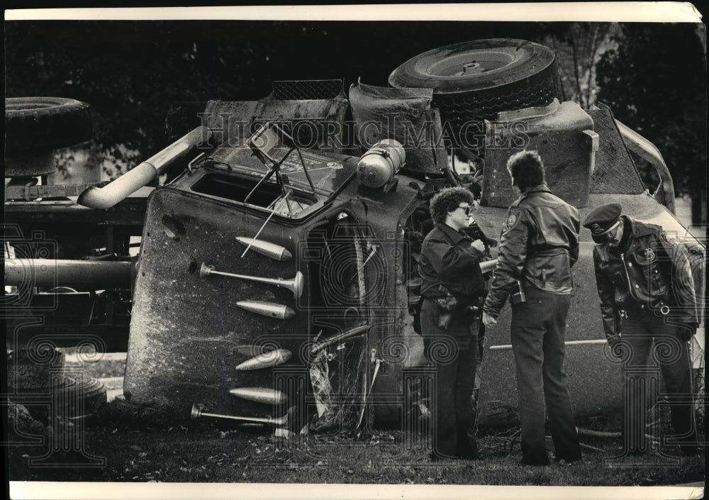 1988 Press Photo Police examine the wreckage of a truck on W Lisbon ave - Historic Images