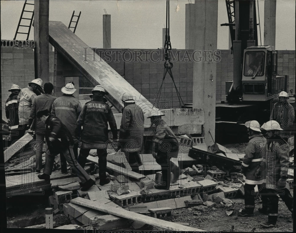 1987 Press Photo Firefighters searched the rubble of collapsed wall for victims - Historic Images