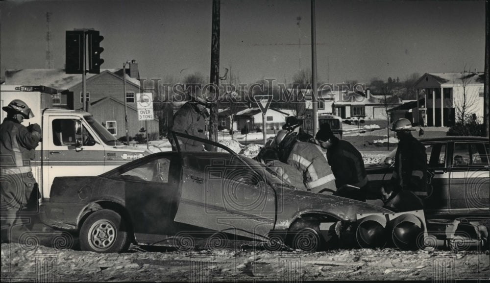 1991 Press Photo Paramedics at car accident site at E. Moreland &amp; Highway 164-Historic Images