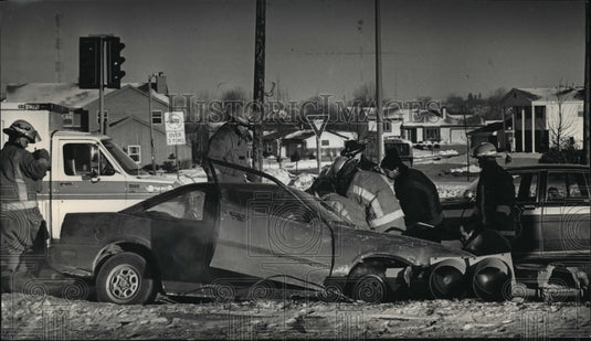 1991 Press Photo Paramedics at car accident site at E. Moreland & Highway 164-Historic Images