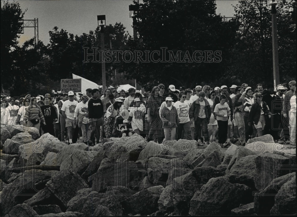 1992 Press Photo Wisconsin AIDS Walk participants at Lake Michigan shoreline - Historic Images