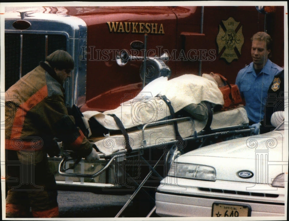 1993 Press Photo Waukesha paramedic attending to wounded at train &amp; car crash - Historic Images