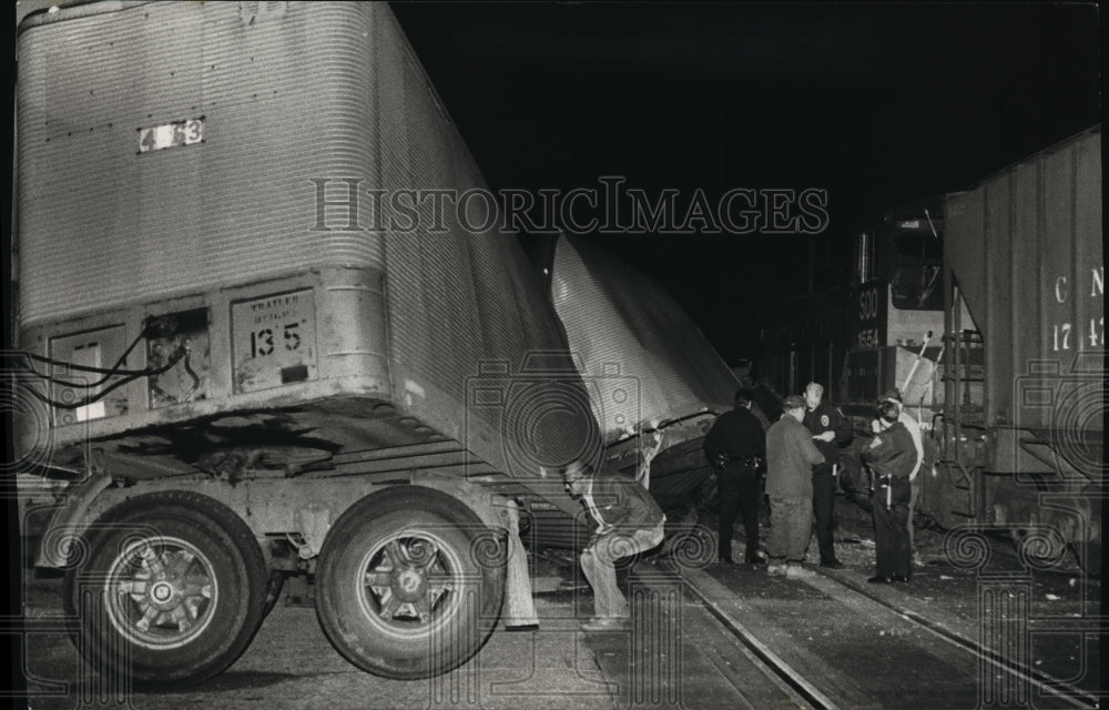 1993 Press Photo All State Freightways truck &amp; North Western Railway collision-Historic Images