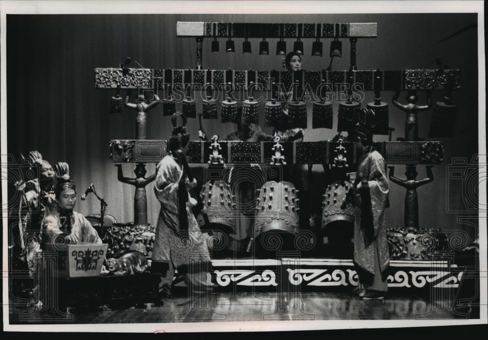 1989 Press Photo Hubei State Singers and Dancers Playing Chinese Bells - Historic Images