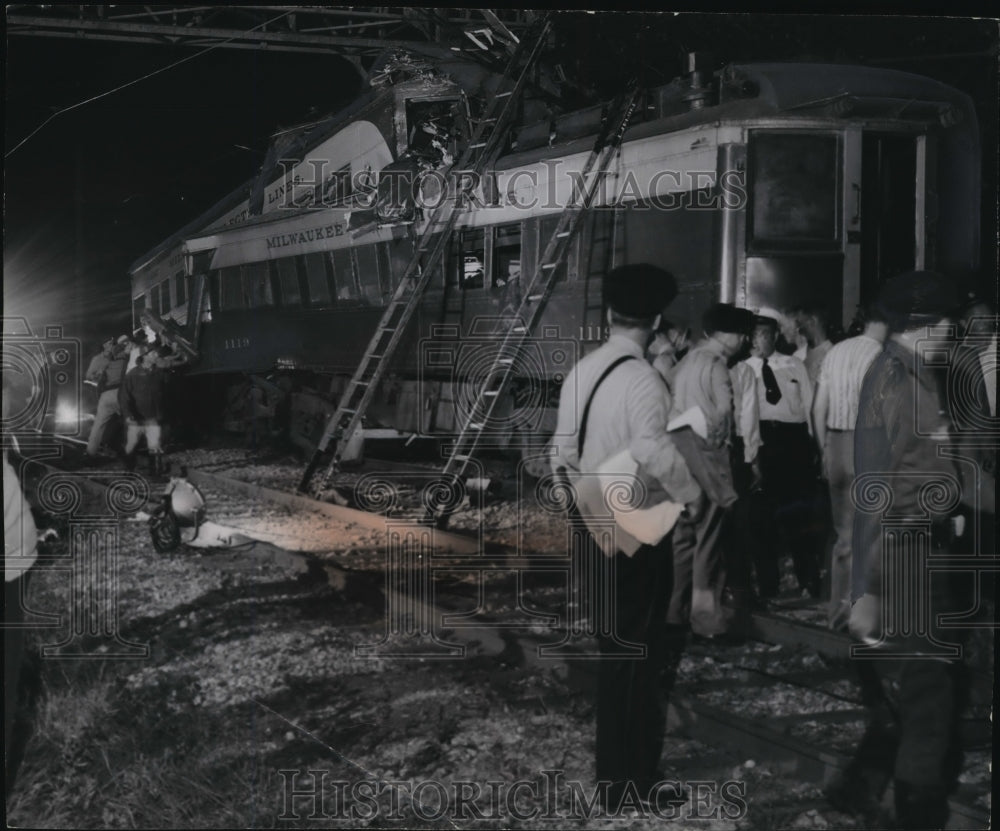 1949 Press Photo Rescuers crawled through wreckage of transit cars at N.52nd st - Historic Images