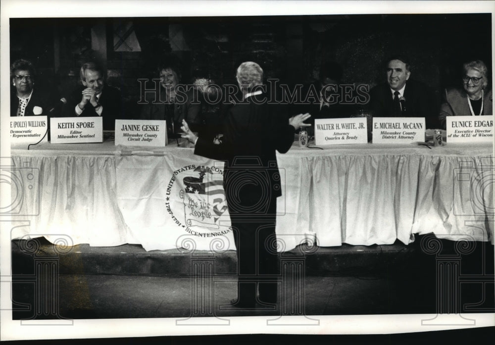 1991 Press Photo Arthur R. Miller gesture panel in discussion of Bill of Rights - Historic Images