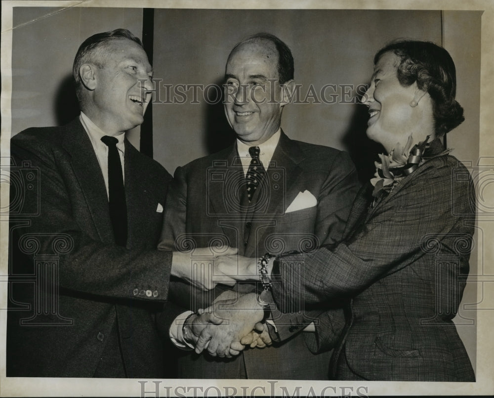 1955 Press Photo Adlai Stevenson with Barry Bingham and Mrs. Edison Dick - Historic Images
