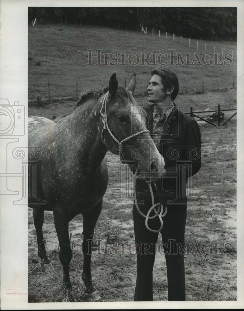 1974 Press Photo Television star James Brolin w/ Appaloosa mare, WW Plucky Speck-Historic Images