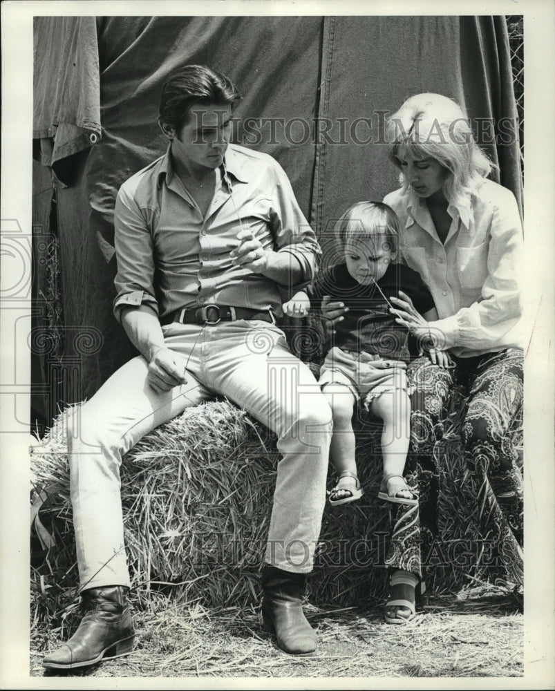 1971 Press Photo Actor James Brolin with wife and Baby Josh - mja07696 - Historic Images