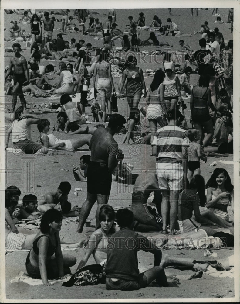 1966 Press Photo Bradford Beach in the sun - mja07751-Historic Images