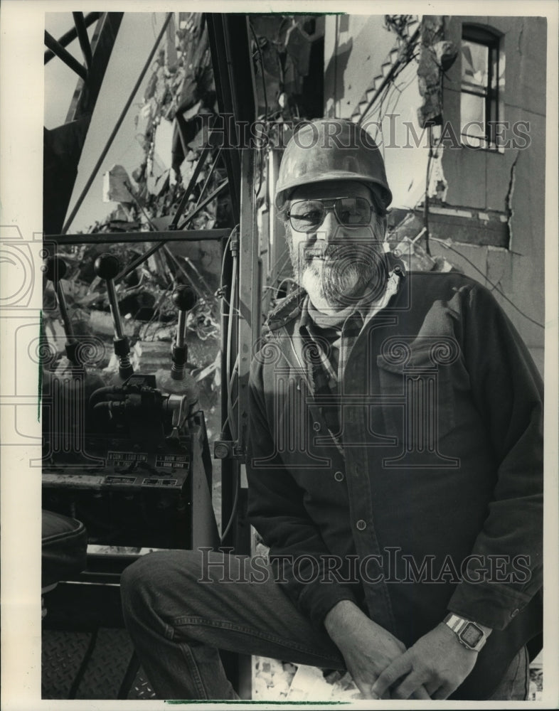1986 Press Photo Crane operator Robert Lutz beside demolished Rescue Mission-Historic Images
