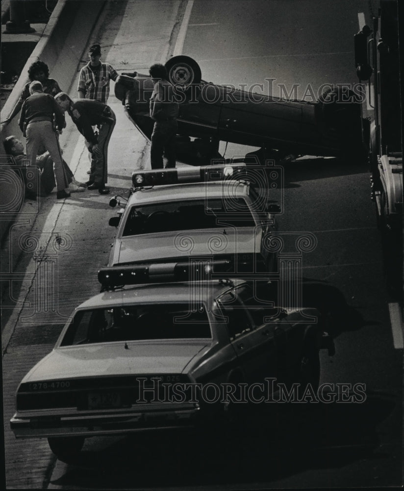 1990 Press Photo Sheriff talk with a man in an accident - mja07903 - Historic Images