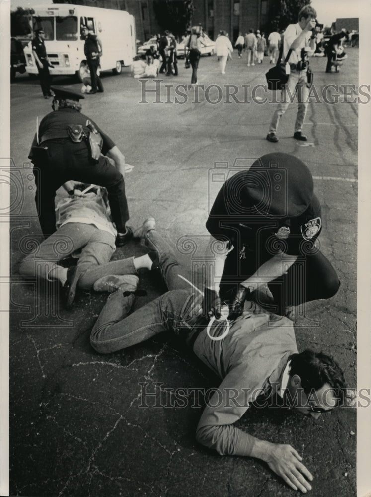 1992 Press Photo Abortion protesters arrested at Wisconsin Women&#39;s Care Center - Historic Images