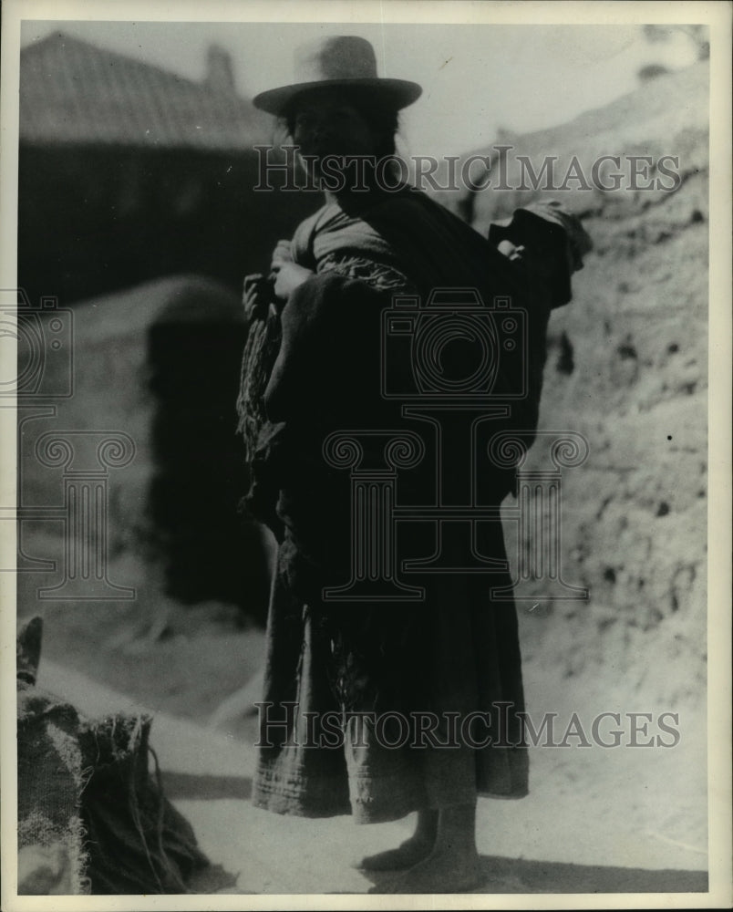 1946 Native mother &amp; child in Ecuador  - Historic Images