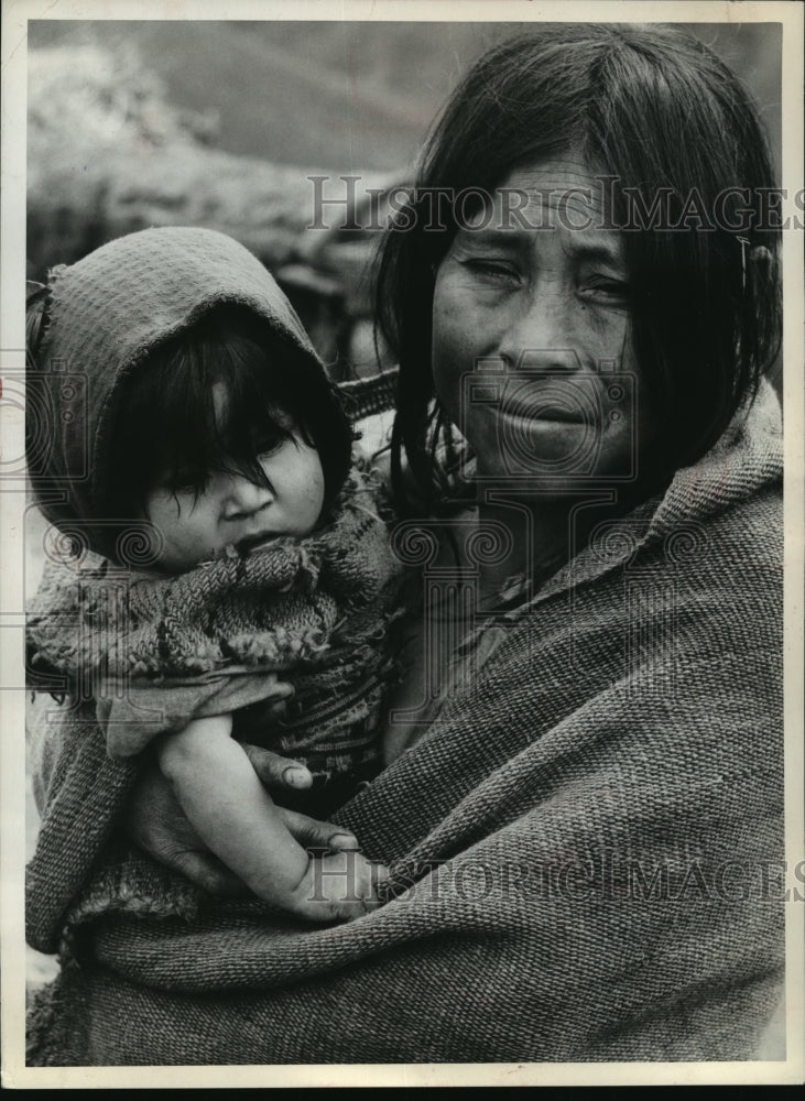 1972 Press Photo Indian mother tries to scratch out a living in Ecuadorian Andes - Historic Images