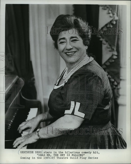 1965 Press Photo Gertrude Berg in comedy hit "Dear Me, The Sky is Falling"-Historic Images
