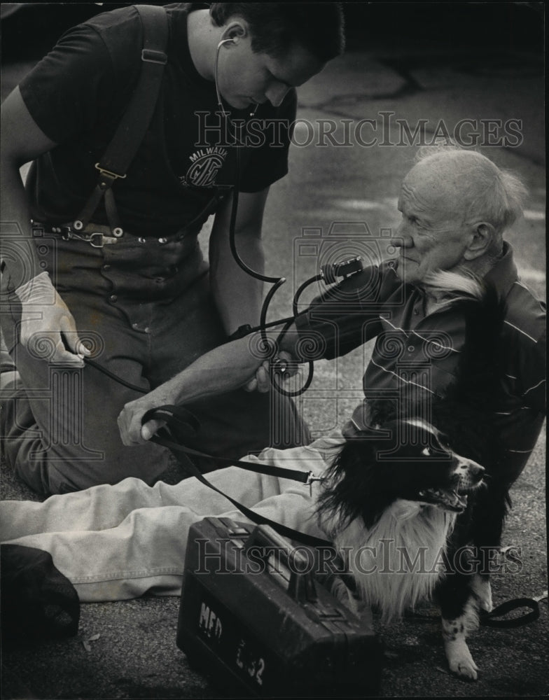 1992 Press Photo A 78-year-old man keeps a good hold on the leash of his dog - Historic Images