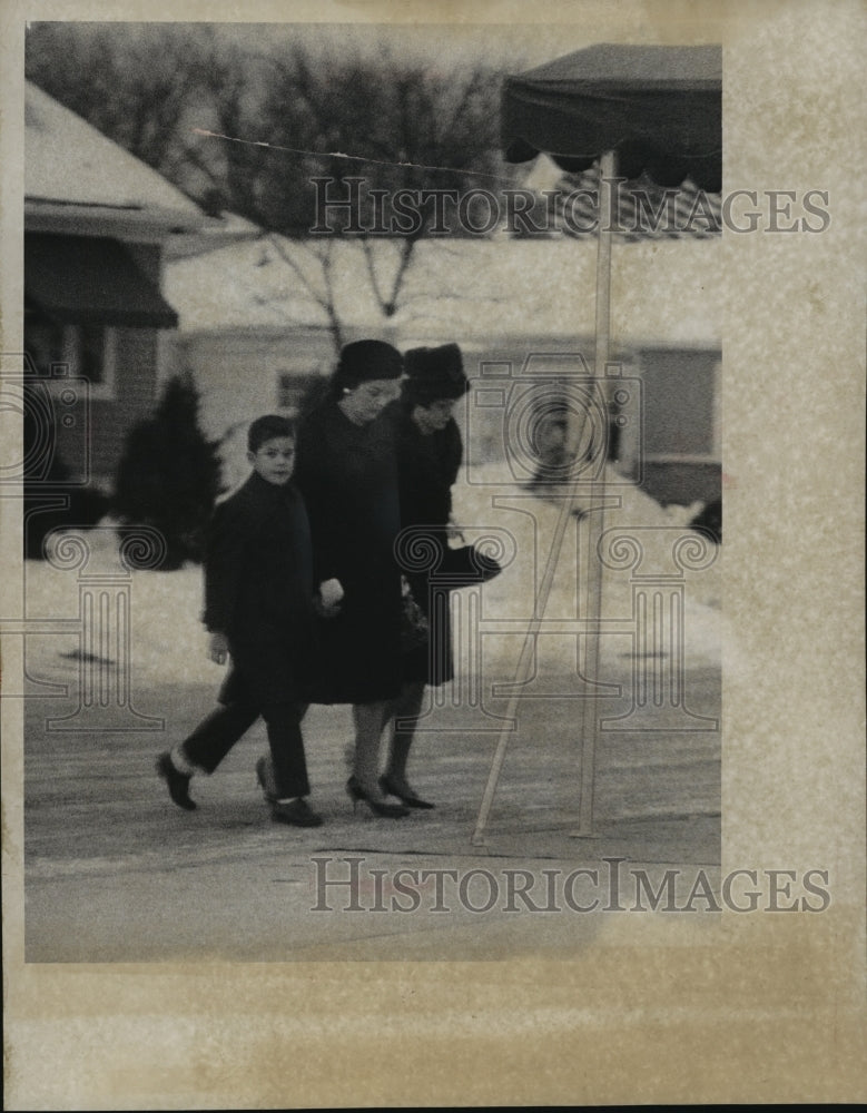 1963 Press Photo Irene Biernat &amp; children, Donna &amp; Robert at funeral services - Historic Images