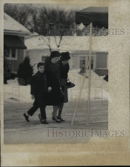 1963 Press Photo Irene Biernat & children, Donna & Robert at funeral services - Historic Images
