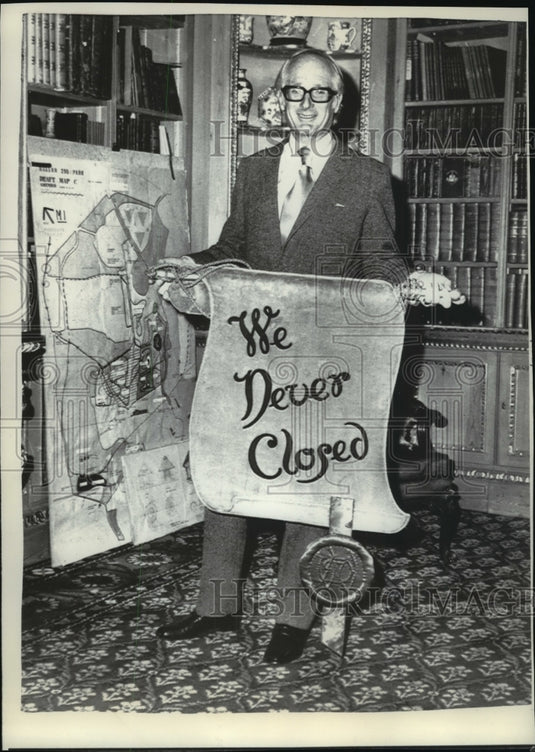 1971 Press PhotoThe duke of Bedford posed at his stately home in Woburn, England-Historic Images